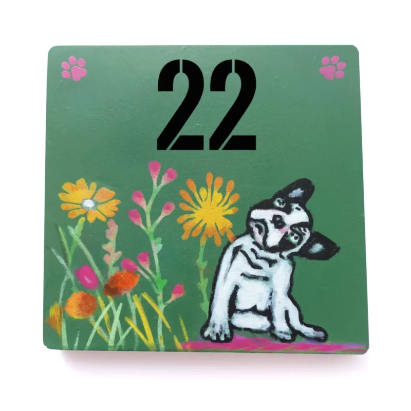 Numéro de maison "un chien dans le jardin" numéro 22 par Krystel jacob