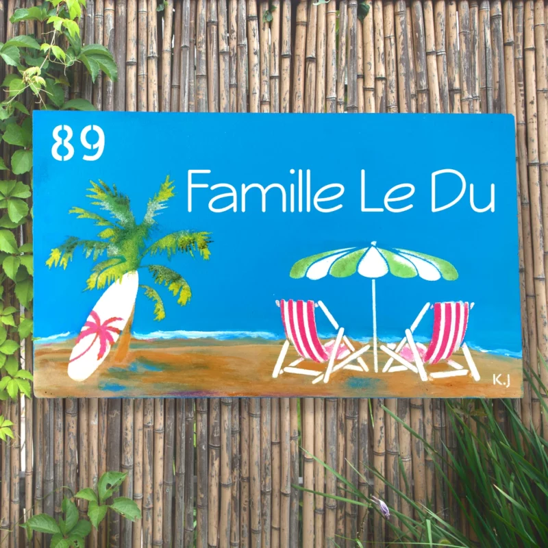 Plaque nominative de maison - modèle bleu avec parasols et planche de surf