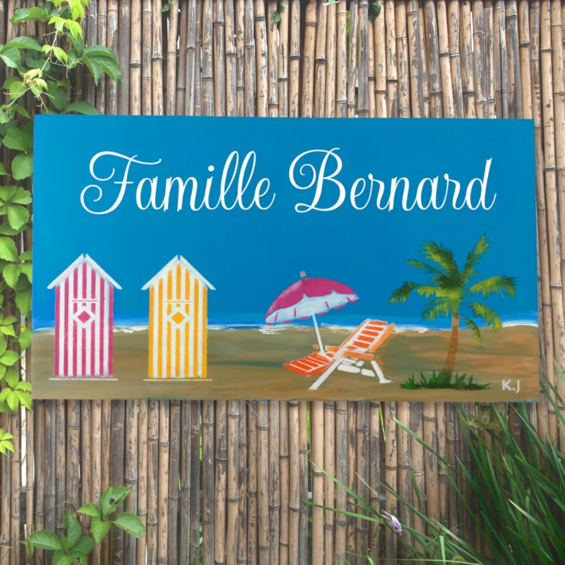 Plaque de maison avec votre nom - un ciel bleu, la mer, des cabines de plage