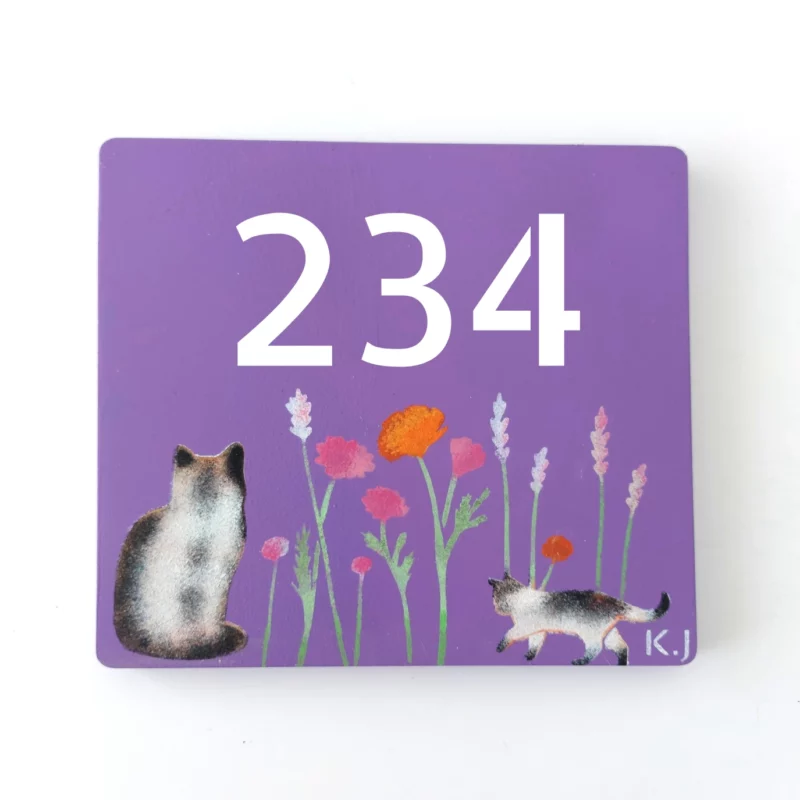 Plaque de rue avec votre numéro - modèle violet avec des chats dans un jardin