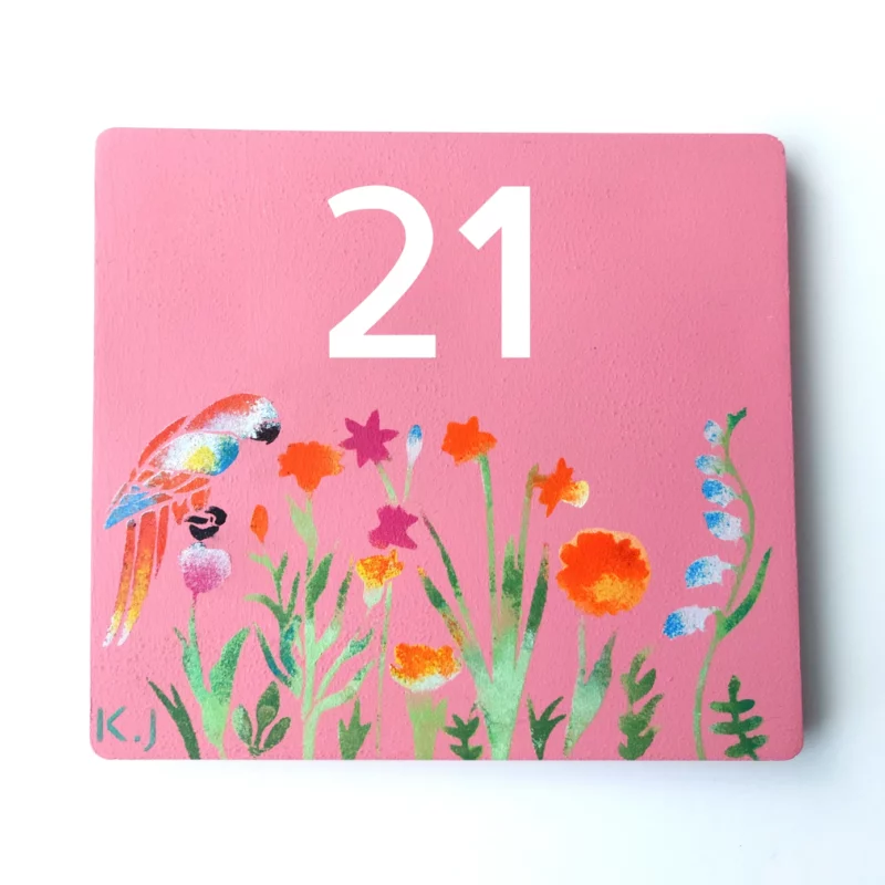 Numéro de maison personnalisé - modèle rose avec un perroquet et un jardin fleuri